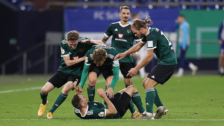 Der kurze Traum von der Pokal-Sensation: Martin Thomann (unten) hatte im November 2020 den FC 05 Schweinfurt gegen Schalke 04 mit 1:0 in Führung gebracht. Am Ende hieß es 1:4. Der kurze Traum von der Pokal-Sensation: Martin Thomann (unten) hatte im November 2020 den FC 05 Schweinfurt gegen Schalke 04 mit 1:0 in Führung gebracht. Am Ende hieß es 1:4.