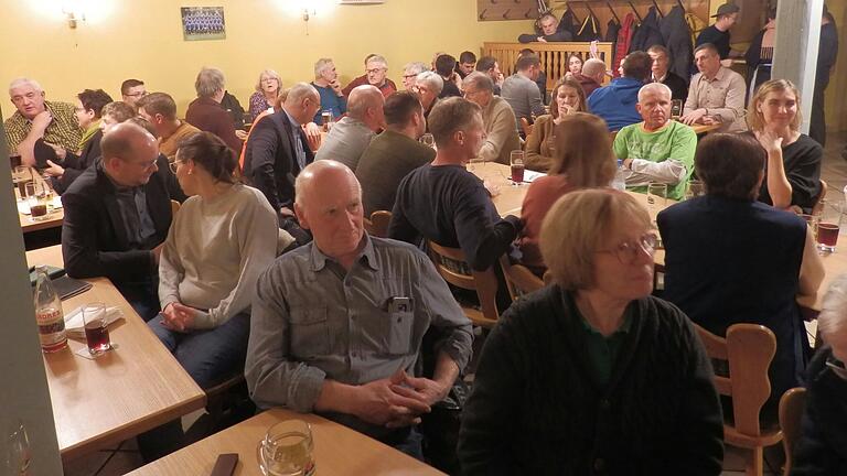 Blick in die Reihen der Besucherinnen und Besucher der Bürgerversammlung im Sportheim des SC Zeilitzheim. Blick in die Reihen der Besucherinnen und Besucher der Bürgerversammlung im Sportheim des SC Zeilitzheim.