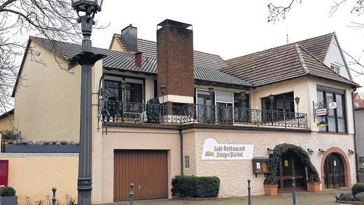 Unter neuer Führung: Die „Fischerbärbel“, das traditionelle Café-Restaurant (Bild) direkt am Main in Veitshöchheim gegenüber der Schiffsanlegestelle, hat neue Wirtsleute: Sonja und Claus-Peter Bartsch. Neueröffnung soll Mitte Februar sein. Unter neuer Führung: Die „Fischerbärbel“, das traditionelle Café-Restaurant (Bild) direkt am Main in Veitshöchheim gegenüber der Schiffsanlegestelle, hat neue Wirtsleute: Sonja und Claus-Peter Bartsch. Neueröffnung soll Mitte Februar sein.