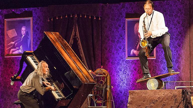 Da kann auch die fest gefügte Welt der Klassik mal aus den Fugen und aus der Balance geraten, wenn am 23. Dezember im Kurtheater Maestro Gogol und Orchesterdiener Mäx zum Tanz bitten.Philipp von Ditfurth - Da kann auch die fest gefügte Welt der Klassik mal aus den Fugen und aus der Balance geraten, wenn am 23. Dezember im Kurtheater Maestro Gogol und Orchesterdiener Mäx zum Tanz bitten.Philipp von Ditfurth Da kann auch die fest gefügte Welt der Klassik mal aus den Fugen und aus der Balance geraten, wenn am 23. Dezember im Kurtheater Maestro Gogol und Orchesterdiener Mäx zum Tanz bitten.Philipp von Ditfurth - Da kann auch die fest gefügte Welt der Klassik mal aus den Fugen und aus der Balance geraten, wenn am 23. Dezember im Kurtheater Maestro Gogol und Orchesterdiener Mäx zum Tanz bitten.Philipp von Ditfurth