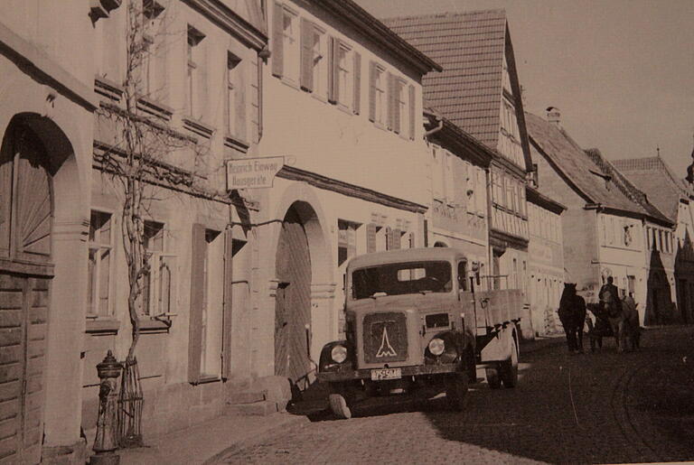 Dieses Bild wurde zwischen 1945-1949 in der 'Ritter-von-Schmitt-Straße' aufgenommen mit dem Transportmittel eines Lastkraftwagens nach dem Krieg und sogar einem Pferdegespann. Dieses Bild wurde zwischen 1945-1949 in der 'Ritter-von-Schmitt-Straße' aufgenommen mit dem Transportmittel eines Lastkraftwagens nach dem Krieg und sogar einem Pferdegespann.