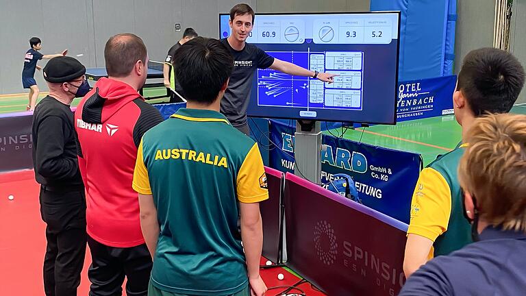 Hermann Mühlbach, der ehemalige Tischtennisprofi vom TTC Jülich, erklärte in Bad Königshofen den Trainern und ITTF-Vertretern die Funktionsweise von Spinsight ESN Digital . Hermann Mühlbach, der ehemalige Tischtennisprofi vom TTC Jülich, erklärte in Bad Königshofen den Trainern und ITTF-Vertretern die Funktionsweise von Spinsight ESN Digital .