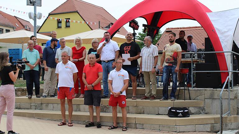 Höhepunkt des Camps war das alljährlich in Querfurt stattfindende 24-Stunden-Schwimmen. Hier die Eröffnung.