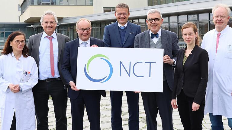 Die Uniklinik Würzburg ist neuer Standort für das nationale Tumorzentrum. Große Freude herrschte an diesem Donnerstag darüber bei den Verantwortlichen vor Ort. Das Schild halten Koordinator Prof. Hermann Einsele (von links), der Ärztliche Direktor Prof. Jens Maschmann und Medizin-Dekan Prof. Matthias Frosch. Die Uniklinik Würzburg ist neuer Standort für das nationale Tumorzentrum. Große Freude herrschte an diesem Donnerstag darüber bei den Verantwortlichen vor Ort. Das Schild halten Koordinator Prof. Hermann Einsele (von links), der Ärztliche Direktor Prof. Jens Maschmann und Medizin-Dekan Prof. Matthias Frosch.