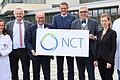 Die Uniklinik Würzburg ist neuer Standort für das nationale Tumorzentrum. Große Freude herrschte an diesem Donnerstag darüber bei den Verantwortlichen vor Ort. Das Schild halten Koordinator Prof. Hermann Einsele (von links), der Ärztliche Direktor Prof. Jens Maschmann und Medizin-Dekan Prof. Matthias Frosch.