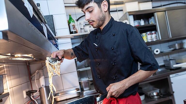 Azubi Days im Fränkischen Hof Marktbreit       -  Azubi Luca Pfeffer kocht routiniert eine Pfifferling-Pasta. Am ersten Tag sei er jedoch nervös gewesen, erzählt er.