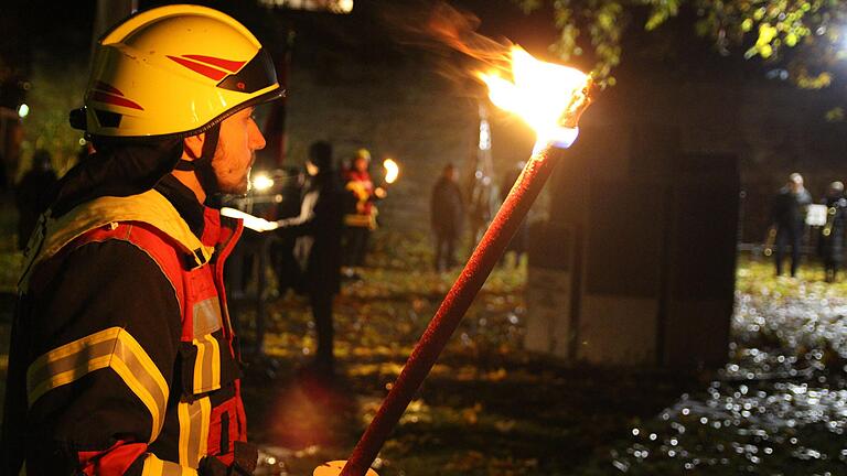 Mit Fackeln sorgten die Aktiven der Feuerwehr Gerolzhofen am Ehrenmahnmal für ein feierliches Ambiente.