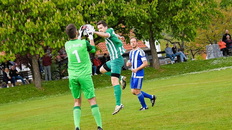 Die Spiele der Kreisliga Rhön       -  Das 'zu Null' von Auras Keeper Nico Kaiser, der sich hier das Leder vor Untererthals Lukas Tartler sichert, bildete die Basis für den wichtigen Erfolg über die Viktoria.