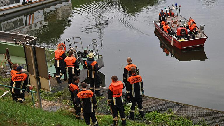 Die Feuerwehr Gemünden wurde am Sonntagnachmittag zu einem Brand auf einem Schiff bei Wernfeld gefunden. Das Foto entstand bei einer Übung.