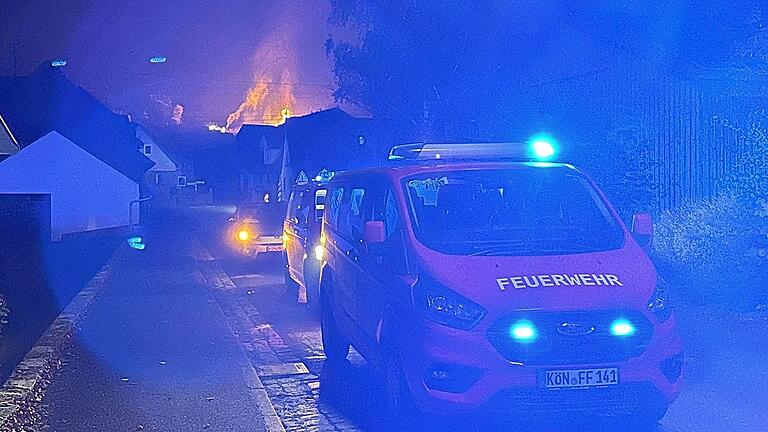 Ein Kartoffelfeuer löste einen Feuerwehreinsatz aus. Das Feuer erweckte den Anschein, dass ein Wohnhaus brennt.