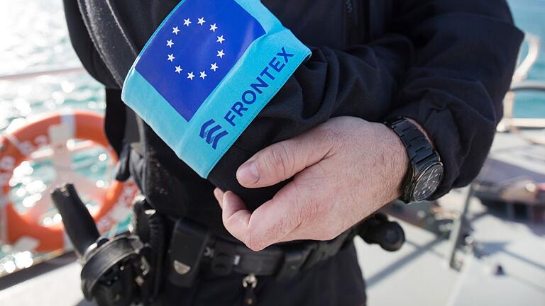Beamter der EU-Grenzschutzagentur Frontex.       -  Ein Beamter der EU-Grenzschutzagentur Frontex, die 2024 deutlich weniger unerlaubte Grenzübertritte registriert hat als im Vorjahr. (Archivbild)