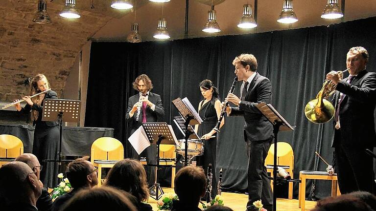 Meisterkonzert steigerte sich zu furiosem Ende - (bau) Fünf Musiker, alle aus verschiedenen Ländern und preisgekrönt, hatten sich am Sonntagabend zum „Basel Philharmonic Quintet“ im Gewölbekeller des Schüttbaus Rügheim zusammengefunden. Auf dem Programm standen laut Mitteilung russische Stücke, wie von Anatoli Ljadow und Igor Strawinsky, sowie französische Werke von Debussy, Milhaud und Ravel. Außer sieben kurze Stücke von Darius Milhaud waren alle Werke für das Ballet komponiert. Ljadows acht russische Volkslieder bewegen sich nahe an den bekannteren „Bilder einer Ausstellung“ von Mussorgski. Der russische Choreograf Diagilev vergab 1909 ein Auftragswerk für sein Ballet „Le sacre du printemps“ an den jungen Strawinsky. Bei der Uraufführung 1913 wurde die wilde ungewohnte Musik als Skandal aufgefasst. Die Transkription für fünf Bläser zeichnete sich durch archaische waghalsige Klänge aus – mal rhythmisch redundant, mal eruptiv. Nach der Pause erklang Debussys „Nachmittag eines Fauns“. Für Debussy war dies Werk der Durchbruch seiner Karriere. Nach sieben musikalischen Skizzen von Milhaud spielten die Musiker den vielleicht berühmtesten Ohrwurm der Musikgeschichte: „Bolero“ von Maurice Ravel. Die Besetzung der fünf Holzbläser – zu denen auch das Waldhorn zählt – wechselte häufig. Jeder bediente mal die „Snare drum“. Die Stärke des Konzerts machte die langsame Steigerung mit einem fast hypnotischen Sog aus, die sich bis zu einem furiosen Ende aufbaute die Zuschauer in ihren Bann zog. Meisterkonzert steigerte sich zu furiosem Ende - (bau) Fünf Musiker, alle aus verschiedenen Ländern und preisgekrönt, hatten sich am Sonntagabend zum „Basel Philharmonic Quintet“ im Gewölbekeller des Schüttbaus Rügheim zusammengefunden. Auf dem Programm standen laut Mitteilung russische Stücke, wie von Anatoli Ljadow und Igor Strawinsky, sowie französische Werke von Debussy, Milhaud und Ravel. Außer sieben kurze Stücke von Darius Milhaud waren alle Werke für das Ballet komponiert. Ljadows acht russische Volkslieder bewegen sich nahe an den bekannteren „Bilder einer Ausstellung“ von Mussorgski. Der russische Choreograf Diagilev vergab 1909 ein Auftragswerk für sein Ballet „Le sacre du printemps“ an den jungen Strawinsky. Bei der Uraufführung 1913 wurde die wilde ungewohnte Musik als Skandal aufgefasst. Die Transkription für fünf Bläser zeichnete sich durch archaische waghalsige Klänge aus – mal rhythmisch redundant, mal eruptiv. Nach der Pause erklang Debussys „Nachmittag eines Fauns“. Für Debussy war dies Werk der Durchbruch seiner Karriere. Nach sieben musikalischen Skizzen von Milhaud spielten die Musiker den vielleicht berühmtesten Ohrwurm der Musikgeschichte: „Bolero“ von Maurice Ravel. Die Besetzung der fünf Holzbläser – zu denen auch das Waldhorn zählt – wechselte häufig. Jeder bediente mal die „Snare drum“. Die Stärke des Konzerts machte die langsame Steigerung mit einem fast hypnotischen Sog aus, die sich bis zu einem furiosen Ende aufbaute die Zuschauer in ihren Bann zog.