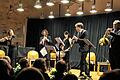 Meisterkonzert steigerte sich zu furiosem Ende       -  (bau)   Fünf Musiker, alle aus verschiedenen Ländern und preisgekrönt, hatten sich am Sonntagabend zum &bdquo;Basel Philharmonic Quintet&ldquo; im Gewölbekeller des Schüttbaus Rügheim zusammengefunden. Auf dem Programm standen laut Mitteilung russische Stücke, wie von Anatoli Ljadow und Igor Strawinsky, sowie französische Werke von Debussy, Milhaud und Ravel. Außer sieben kurze Stücke von Darius Milhaud waren alle Werke für das Ballet komponiert. Ljadows acht russische Volkslieder bewegen sich nahe an den bekannteren &bdquo;Bilder einer Ausstellung&ldquo; von Mussorgski. Der russische Choreograf Diagilev vergab 1909 ein Auftragswerk für sein Ballet &bdquo;Le sacre du printemps&ldquo; an den jungen Strawinsky. Bei der Uraufführung 1913 wurde die wilde ungewohnte Musik als Skandal aufgefasst. Die Transkription für fünf Bläser zeichnete sich durch archaische waghalsige Klänge aus &ndash; mal rhythmisch redundant, mal eruptiv. Nach der Pause erklang Debussys &bdquo;Nachmittag eines Fauns&ldquo;. Für Debussy war dies Werk der Durchbruch seiner Karriere. Nach sieben musikalischen Skizzen von Milhaud spielten die Musiker den vielleicht berühmtesten Ohrwurm der Musikgeschichte: &bdquo;Bolero&ldquo; von Maurice Ravel. Die Besetzung der fünf Holzbläser &ndash; zu denen auch das Waldhorn zählt &ndash; wechselte häufig. Jeder bediente mal die &bdquo;Snare drum&ldquo;. Die Stärke des Konzerts machte die langsame Steigerung mit einem fast hypnotischen Sog aus, die sich bis zu einem furiosen Ende aufbaute die Zuschauer in ihren Bann zog.