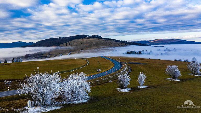 Nicht mehr Herbst, noch nicht ganz Winter: Eine bizarr-schöne Landschaft am Kreuzbergsattel hat Daniel Fergerson mit seiner Drohne eingefangen.