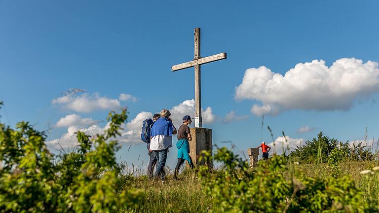 Der Hesselbergpfad im mittelfränkischen Landkreis Ansbach verläuft über drei Gipfel. Wer mag, kann sich in einem Gipfelbuch verewigen.