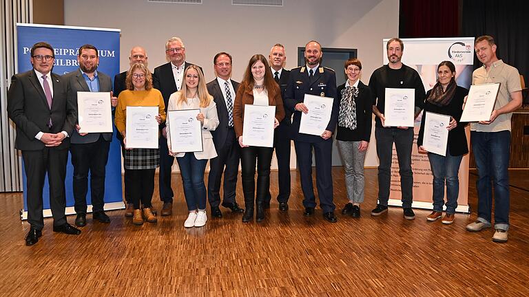 Strahlende Gesichter nach der Verleihung des Zivilcouragepreises (von links): Landrat Christoph Schauder, die Preisträger Michael Schrader, Christl Müller und Rolf Rupp, der scheidende Vorsitzende Alois Gerig, Preisträgerin Louisa März, Bürgermeister Joachim Döffinger, Preisträgerin Julia Albrecht, Polizeipräsident Hans Becker, Preisträger Bernd Rögelein, Sozialdezernentin Elisabeth Krug sowie die Preisträger Dominik Wind, Katrin Staab und Johannes Konstantin Miczajka.