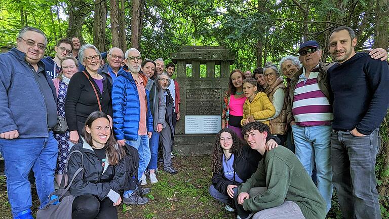 Nachkommen der Bad Kissinger Familie Ehrlich vor dem Familiengrab auf dem jüdischen Friedhof       -  Nachkommen der Bad Kissinger Familie Ehrlich vor dem Familiengrab auf dem jüdischen Friedhof