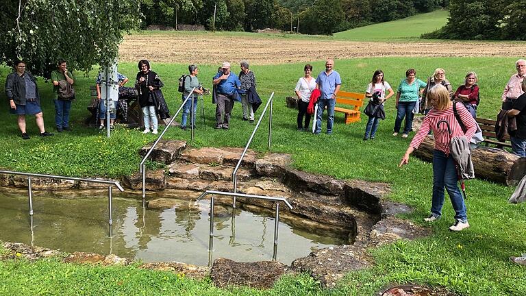 Eschenau war Ziel der Gartenfreunde aus dem Landkreis Haßberge. Bei einem Rundgang wurden die Besonderheiten des Steigerwaldortes besucht. Aufgrund der kühlen Witterung wurde das Kneippbecken nur von außen in Augenschein genommen.