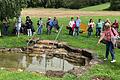 Eschenau war Ziel der Gartenfreunde aus dem Landkreis Haßberge. Bei einem Rundgang wurden die Besonderheiten des Steigerwaldortes besucht. Aufgrund der kühlen Witterung wurde das Kneippbecken nur von außen in Augenschein genommen.