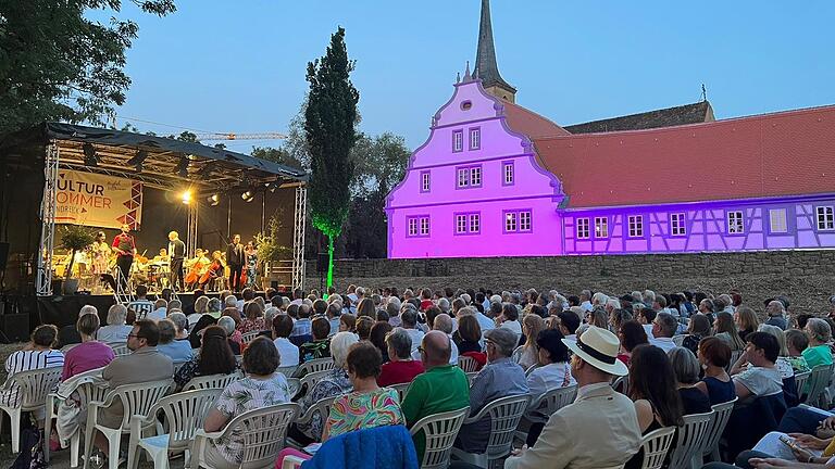 Im vergangenen Jahr spielte das Würzburger Kammerorchester vor dem historischen Spital in Ochsenfurt. Auch für den Kultursommer 2024 wurden jetzt interessante Auftritte angekündigt.