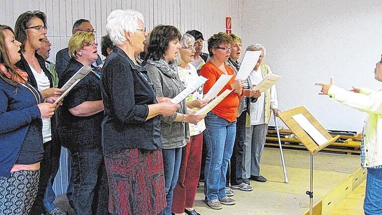 Heimspiel: Der Gesangverein Liederkranz Rappershausen mit Dirigentin Ute Bach-Schleicher eröffnete das Maisingen in Rappershausen.