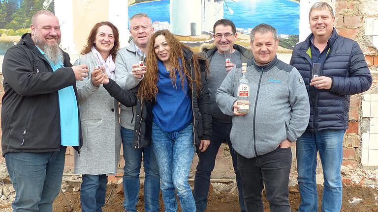 „Den letzten Ouzo“ tranken auf den Ruinen des ehemaligen „Karmeliterhof“ vor einem idyllischen Bild mit den Schönheiten Griechenlands die Mitglieder des „Ouzo-Stammtisches“ (von links:) Markus Ommert, Maria Siafakas, Marco Heinickel, Anna Kourkousoufoglou, Ilias Siafakas, Udo Ries und Jürgen Hablowetz.