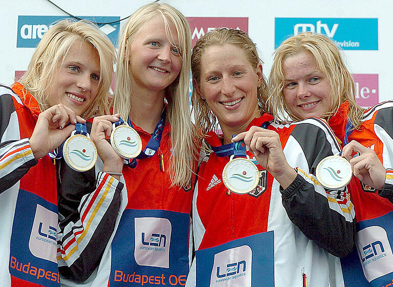 Holten zusammen Gold bei der Schwimm-Europameisterschaft 2006 in Budapest in der 4x100 Meter-Freistilstaffel der Frauen (von links): Daniela Götz, Petra Dahlmann, Annika Liebs vom SV 05 Würzburg und Britta Steffen.