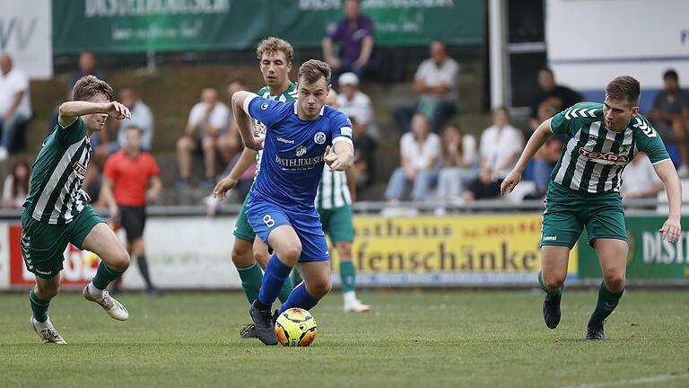 Julius Landeck (links) und Ronny Mangold (beide TSV Großbardorf) verfolgen&nbsp;Fabio Bozesan vom Würzburger FV. Die Hausherren blieben auch im fünften Heimspiel ohne Punkt: Die Gäste aus Rhön-Grabfeld gewannen auf der Sepp-Endres-Sportanlage mit 2:0.