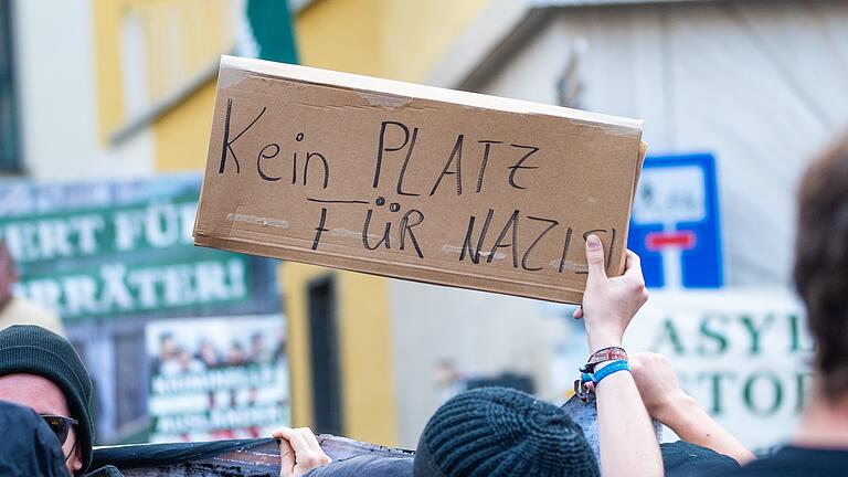 Dass die Gegner der Corona-Maßnahmen von Rechtsradikalen unterwandert sind, macht vielen Menschen sorgen. Deshalb organisieren 'People/Partents for Future' eine Versammlung (Symbolbild) in Haßfurt.