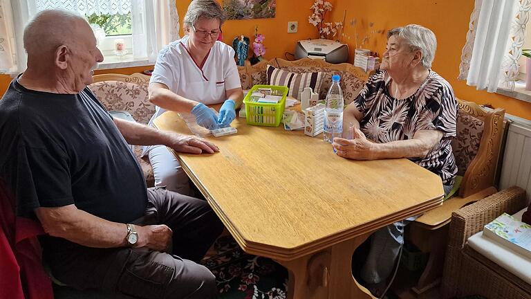 Bernhard und Gunda Böhm freuen sich, wenn Anja Vorndran kommt und die Tabletten für die nächsten Tage richtet.       -  Bernhard und Gunda Böhm freuen sich, wenn Anja Vorndran kommt und die Tabletten für die nächsten Tage richtet.