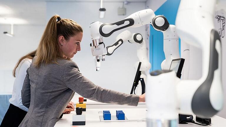 Vogel Communications Group       -  Die sogenannten Cobots erleichtern kleinen und mittelständischen Unternehmen den Einstieg in die KI-gestützte Produktion.