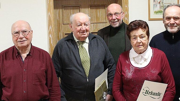 Für langjährige Treue zum Großlangheimer Verein für Ortsverschönerung und Gartenpflege wurden Fritz Grebner, Emilie Pfannes und Manfred Schumpa mit der Landesverbandsehrennadel ausgezeichnet. Vereinsvorsitzender Dietmar Brendt (links) und Kreisvorsitzender Karl Wolf (hinten) führten die Ehrungen durch.