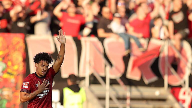 1. FC Nürnberg - FC Augsburg - Hand aufs Herz: Matheus Pereira nach seinem Treffer zum 2:0 für den 1. FC Nürnberg vor der Fankurve. Sein dummer Platzverweis von Düsseldorf ist nun vergeben und vergessen. 1. FC Nürnberg - FC Augsburg - Hand aufs Herz: Matheus Pereira nach seinem Treffer zum 2:0 für den 1. FC Nürnberg vor der Fankurve. Sein dummer Platzverweis von Düsseldorf ist nun vergeben und vergessen.