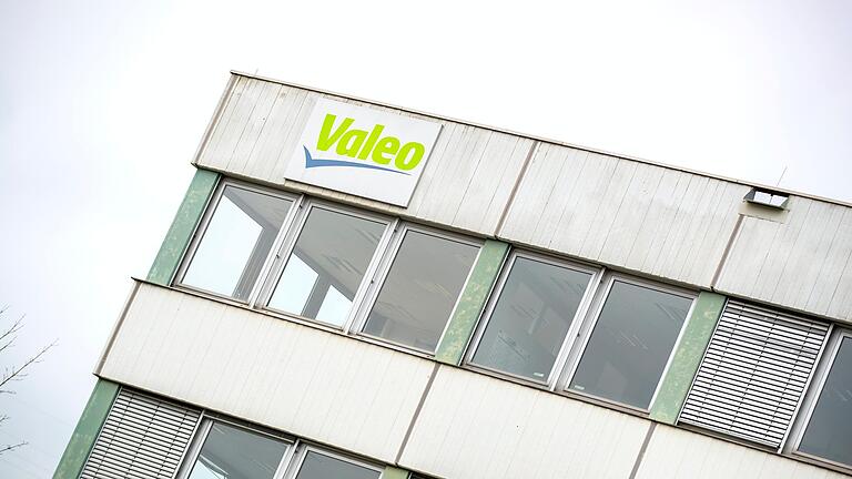 Ein Werk in Schieflage? In Ebern wird erneut über Stellenstreichungen am Standort von Valeo verhandelt. Das könnte Einfluss auf die Zukunft des Werkes haben.