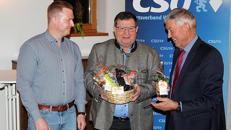 Ein Dankeschön für seinen Vortrag erhielt Großbardorfs Bürgermeister Josef Demar. Er referierte bei den Neujahrsgesprächen der Wiesentheider CSU, für die sich Matthias Lorey (links) und Otto Hünnerkopf bedankten. Ein Dankeschön für seinen Vortrag erhielt Großbardorfs Bürgermeister Josef Demar. Er referierte bei den Neujahrsgesprächen der Wiesentheider CSU, für die sich Matthias Lorey (links) und Otto Hünnerkopf bedankten.