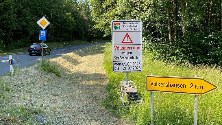 Auch hier müssen Autofahrer Umwege in Kauf nehmen: Die Straße von Willmars bis zur Abzweigung nach Völkershausen ist gesperrt und wird bis Ende Juli saniert.