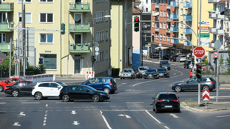 Bald gehört dieser ungehinderte Blick der Vergangenheit an. Ab kommendem Montag wird die Rottendorfer Straße stadtseitig gesperrt, weil die Bahnbrücke abgerissen und neu gebaut wird. Die Straßenverbindung ins obere Frauenland und Hubland wird damit bis Ende 2026 unterbrochen sein.