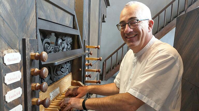 Kirchenmusikdirektor Thomas Riegler am Spieltisch der historischen Orgel von 1722 in der Karmelitenkirche.