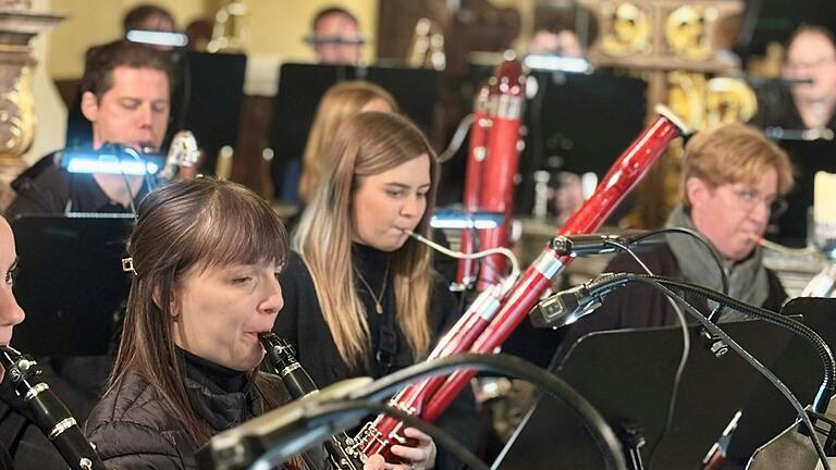 Blasmusik und Orgel verbinden sich im Konzert und geben Sonnenschein für die Seele