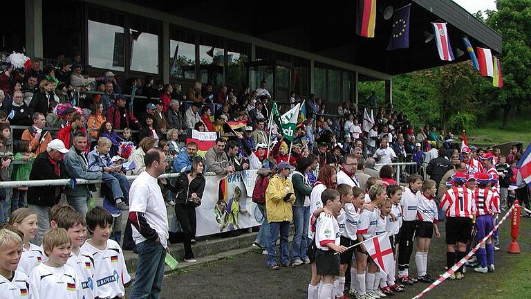 Mini-WM 2       -  Volle Ränge auf der Haupttribüne des Steigerwaldstadions. Dieses Bild entstand 2006 bei der Mini-WM.