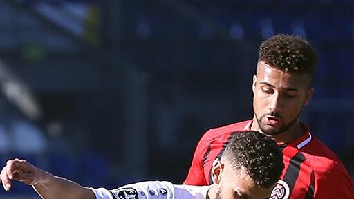 Fussball, 3. Liga, SV Wehen Wiesbaden - FC Würzburger Kickers       -  Dave Gnaase (vorne im Duell mit Daniel-Kofi Kyereh) zeigte seine Zweikampfstärke.