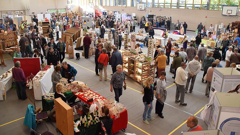 Holz - wohin das Auge reicht. Etwa 12 000 Besucher werden es wohl gewesen sein, die zum zwölften Scheinfelder Holztag gekommen waren. Ob auf der Holzmeile oder in den beiden Messehallen, es dürfte nichts gefehlt haben von dem, was es so alles aus dem nachwachsenden Rohstoff gibt.