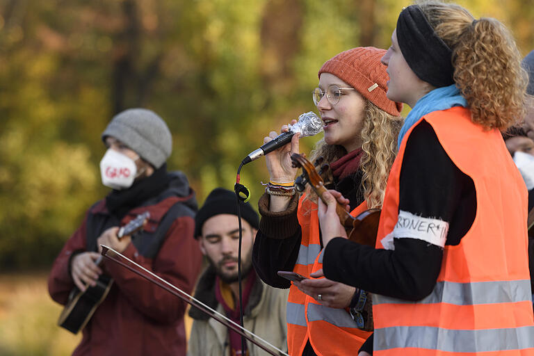 Die Demonstranten erläuterten ihre Ziele. Die Demonstranten erläuterten ihre Ziele.