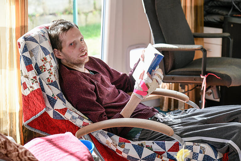 Frederik Suter aus Würzburg ist Autor und Herausgeber mehrerer Bücher über das Leben mit einer schweren Erkrankung. Frederik Suter aus Würzburg ist Autor und Herausgeber mehrerer Bücher über das Leben mit einer schweren Erkrankung.