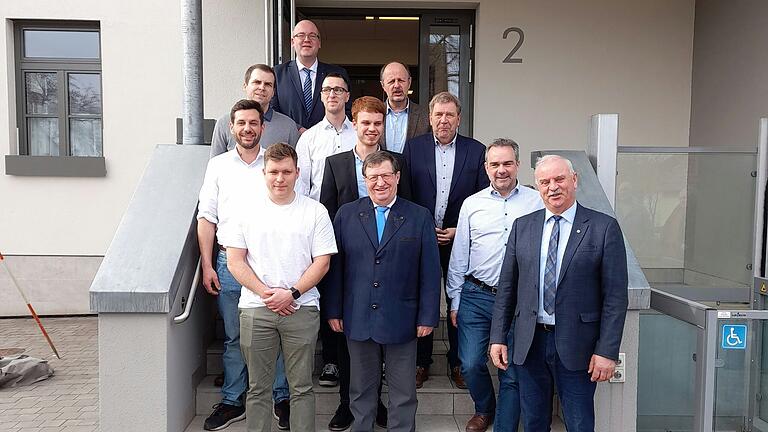 Das Bild zeigt die neu vereidigten Feldgeschworenen mit den Behördenvertretern. Ganz rechts: 1. Vorsitzender Matthias Liebst. Das Bild zeigt die neu vereidigten Feldgeschworenen mit den Behördenvertretern. Ganz rechts: 1. Vorsitzender Matthias Liebst.