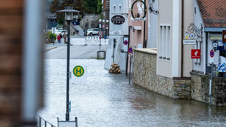 Hochwasser in Passau - Ein Passau sind Teile der Altstadt vom Hochwasser der Donau überflutet. Hochwasser in Passau - Ein Passau sind Teile der Altstadt vom Hochwasser der Donau überflutet.