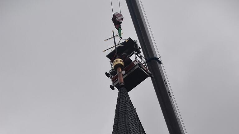 Handwerker setzten das Kreuz wieder auf die Kirchturmspitze von St. Jakobus in Heufurt. Handwerker setzten das Kreuz wieder auf die Kirchturmspitze von St. Jakobus in Heufurt.
