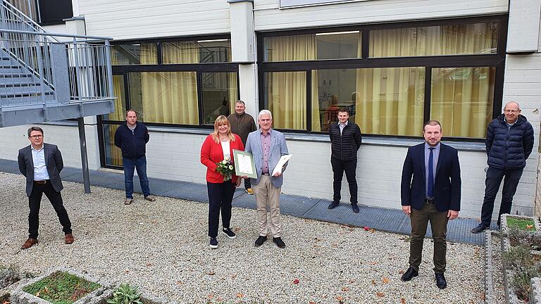Im Bild (von links) Geschäftsleiter Gerald Schmidt, Bademeister Klaus Ludwig, Personalrat Thomas Helmschrott, davor Anja und Hermann Doile, Kämmerer Tim Kestel, Bürgermeister Stefan Rottmann und der zuständige Liegenschaftsverwalter Kurt Mantel.