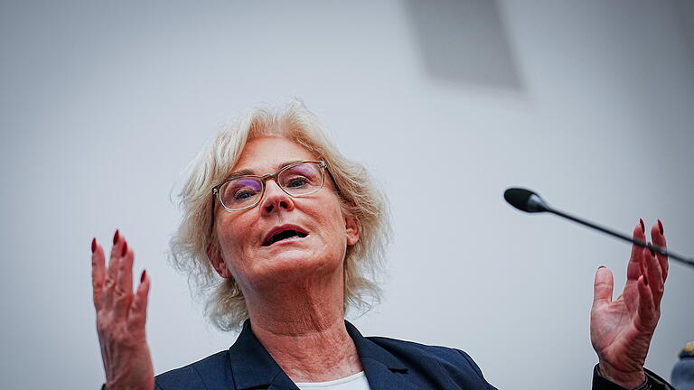 Lambrecht zu Pannen beim Schützenpanzer Puma.jpeg       -  Als Verteidigungsministerin musste sie zurücktreten, doch ihre Reden waren gut verständlich: Christine Lambrecht (SPD).