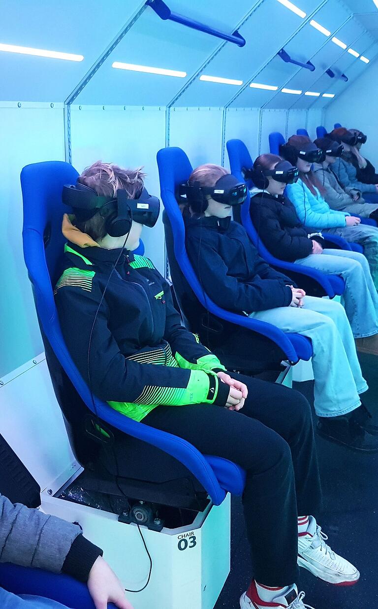 Schüler der 6. Klasse im SpaceBuzzOne. Schüler der 6. Klasse im SpaceBuzzOne.